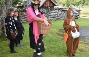 Station 10 - Zum Abschied gibt es einen bemalten Stein, der uns ans Lächeln erinnern wird (c) Genser