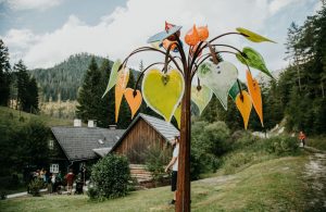 Wunderschöne Glaskunst entlang des Weges aus der Kaiserhof Glasmanufaktur (c) nixxipixx.com